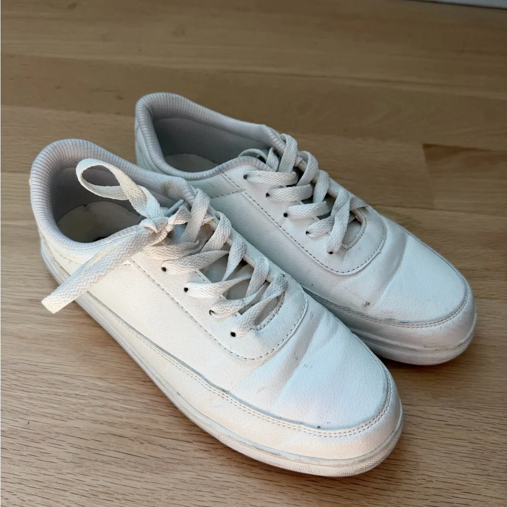 Woman’s White Low-Top Casual Sneakers